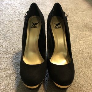 Black and Gold Suede Pumps